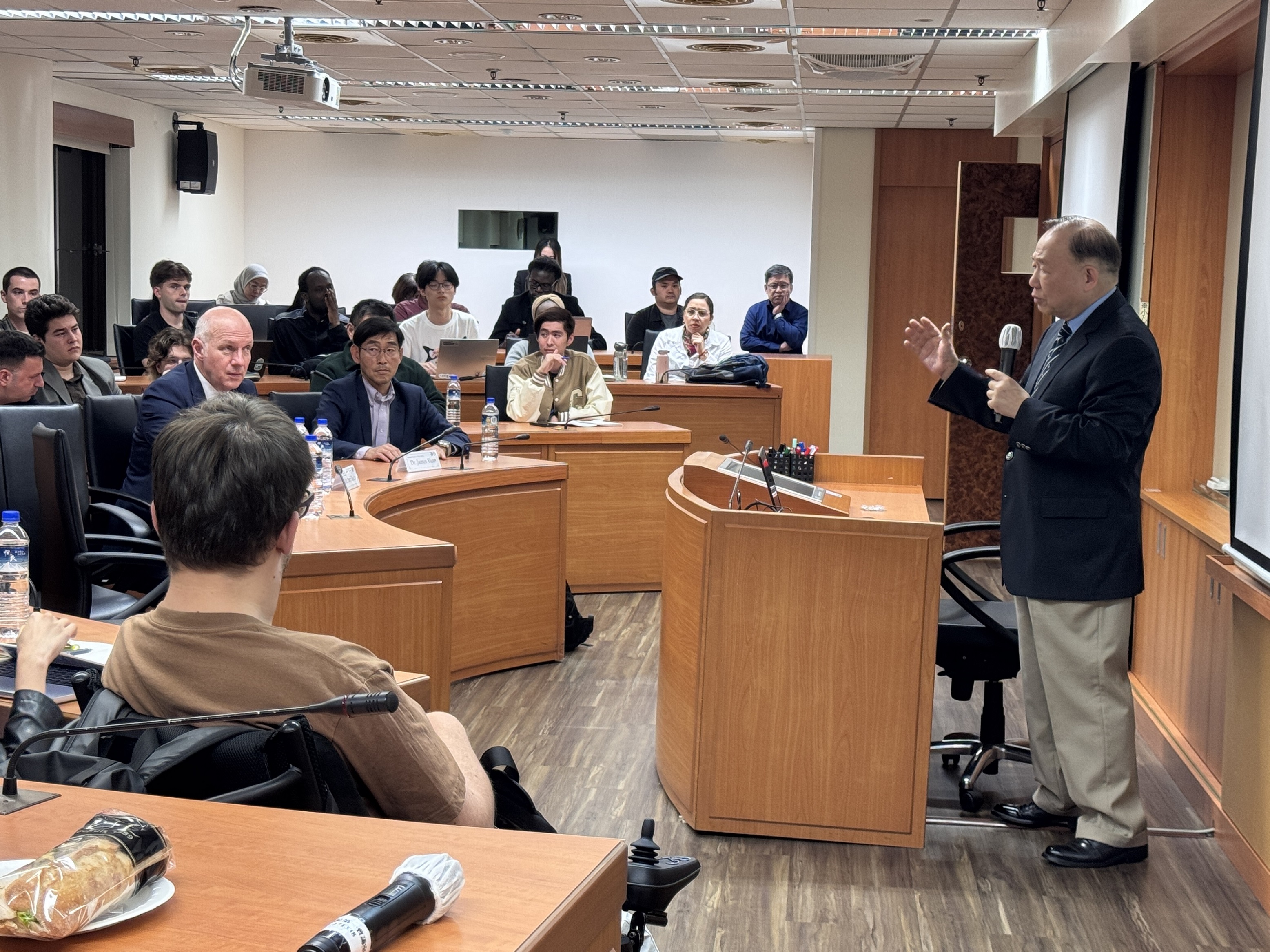 Legislator Chen expressed his concerns regarding Taiwan’s security with students.